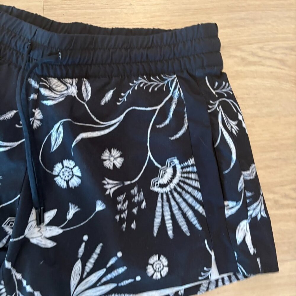 ** Athleta Floral Printed Baja Shorts Black Size 8 Featherweight Hiking - Picture 5 of 8